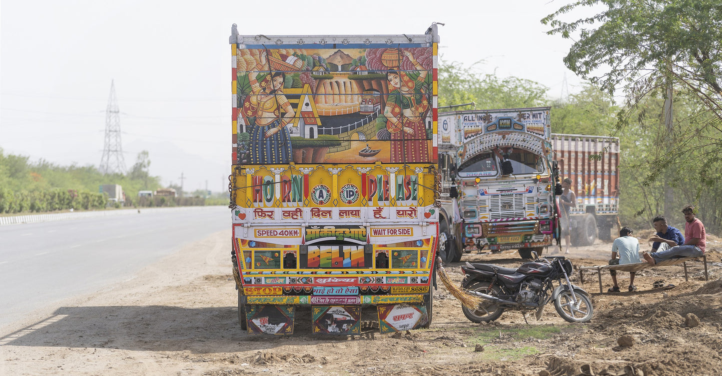 Christopher Herwig: Trucks and Tuks: Decorated Vehicles of South Asia