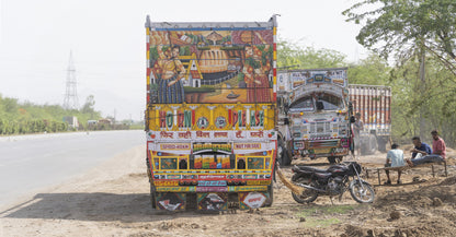 Christopher Herwig: Trucks and Tuks: Decorated Vehicles of South Asia