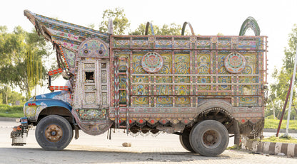 Christopher Herwig: Trucks and Tuks: Decorated Vehicles of South Asia